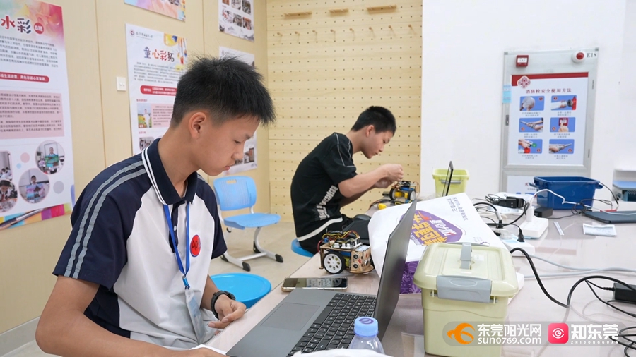 1747552110160572.jpg 5月17日(建设小学机器人).mp4_20250518_124645.328.jpg