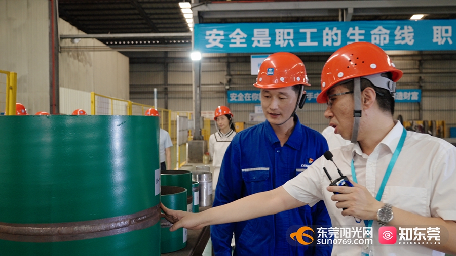 1748328267853653.jpg 冯文虎进行现场技术指导.jpg