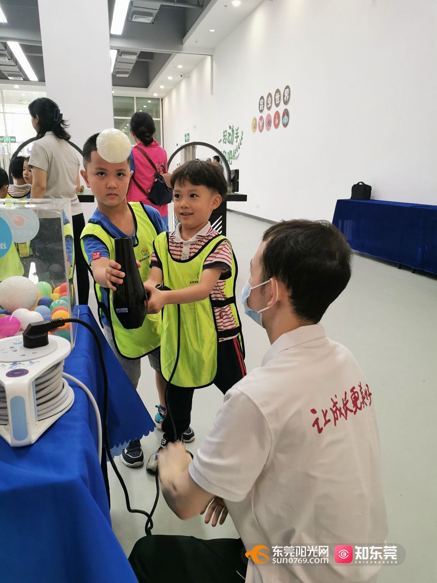 1748427133272702.jpg 儿童嘉年华张译文体验实验(右).jpg