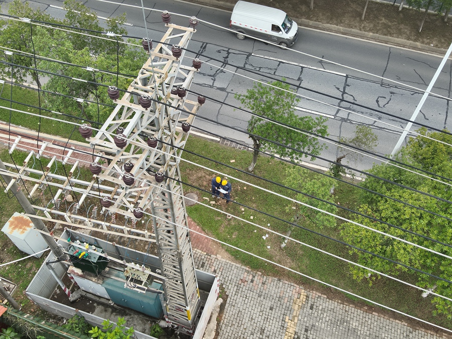 1749200679556098.jpg 近日,南方电网广东东莞东区供电局配网智能作业班与运维班组开展空地协同作战,为即将到来的高考用电保驾护航。(刘嘉昕 摄)_副本.jpg