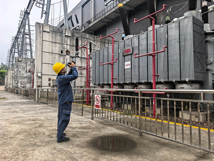 1749200637363674.jpg 近日,南方电网广东东莞供电局变电管理三所通过多种技术手段和管理措施,对考点关键电力设备进行测温、巡视及隐患排查,确保考点供电安全可靠。(李欣 摄)_副本.jpg