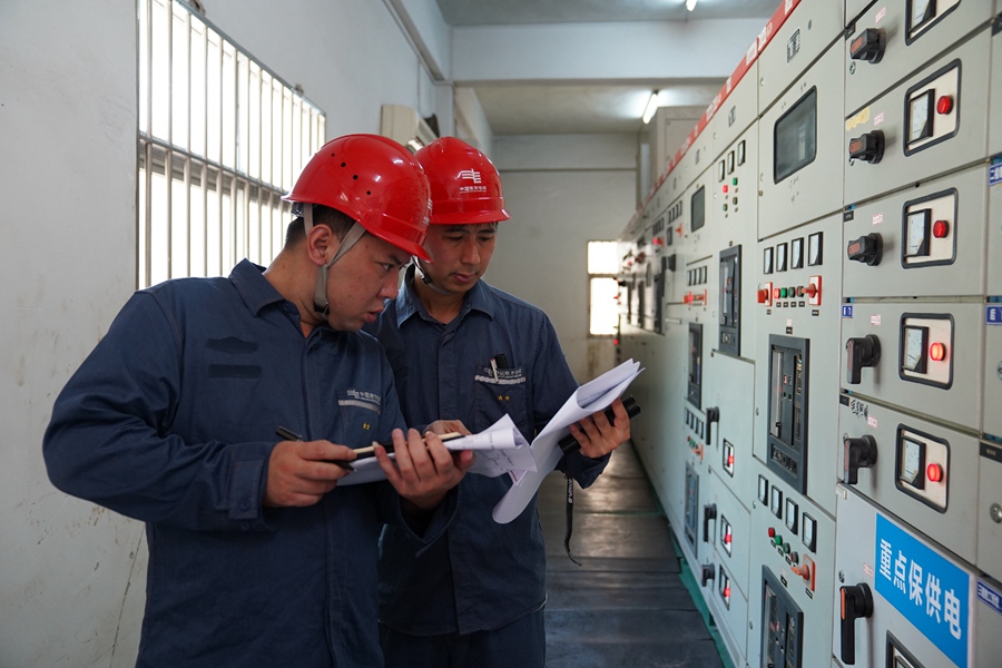 1749200550806013.jpg 近日,南方电网广东东莞东南区供电局工作人员对塘厦中学考点电气设备进行“体检”,为莘莘学子高考保驾护航。(林锐健 摄 )_副本.jpg