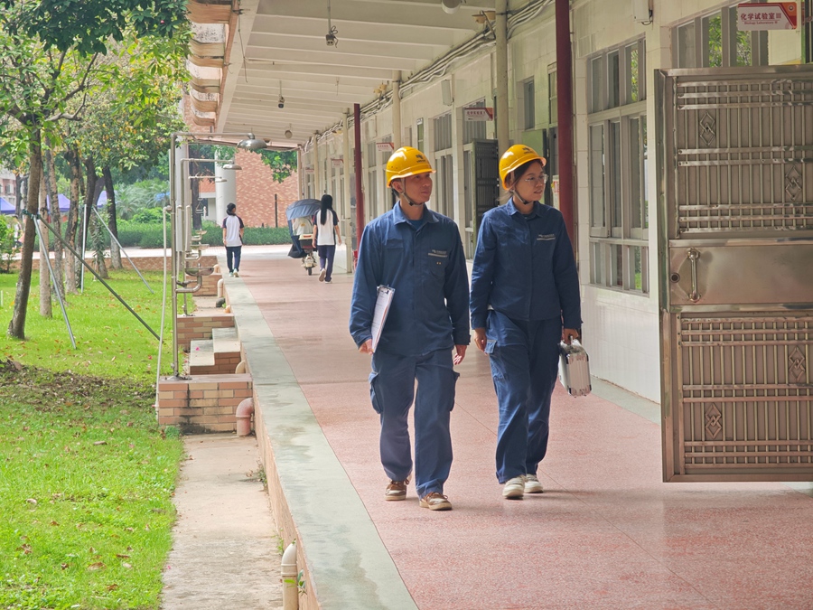 1749200578146281.jpg 近日,南方电网广东东莞东南区供电局工作人员对塘厦中学考点电气设备进行“体检”,为莘莘学子高考保驾护航。(石洋芳 摄 )_副本.jpg