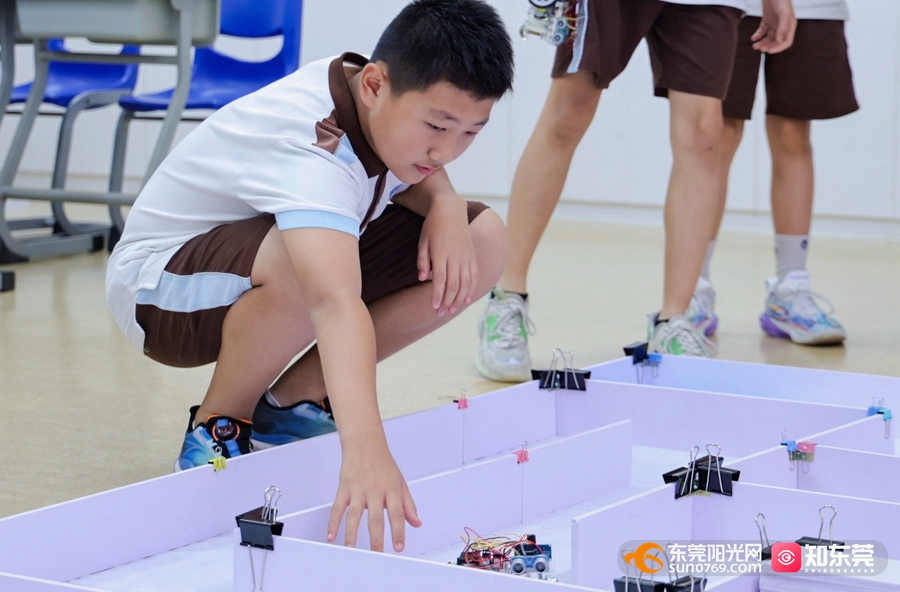 1749711006157879.jpg 智能机器人迷宫逃脱赛中.jpg