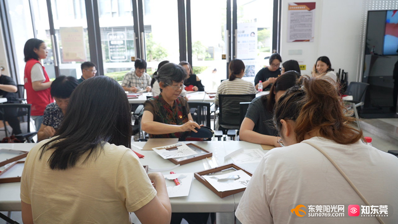 1751186957456800.jpg 手工制作爱国主题竹编画.jpg