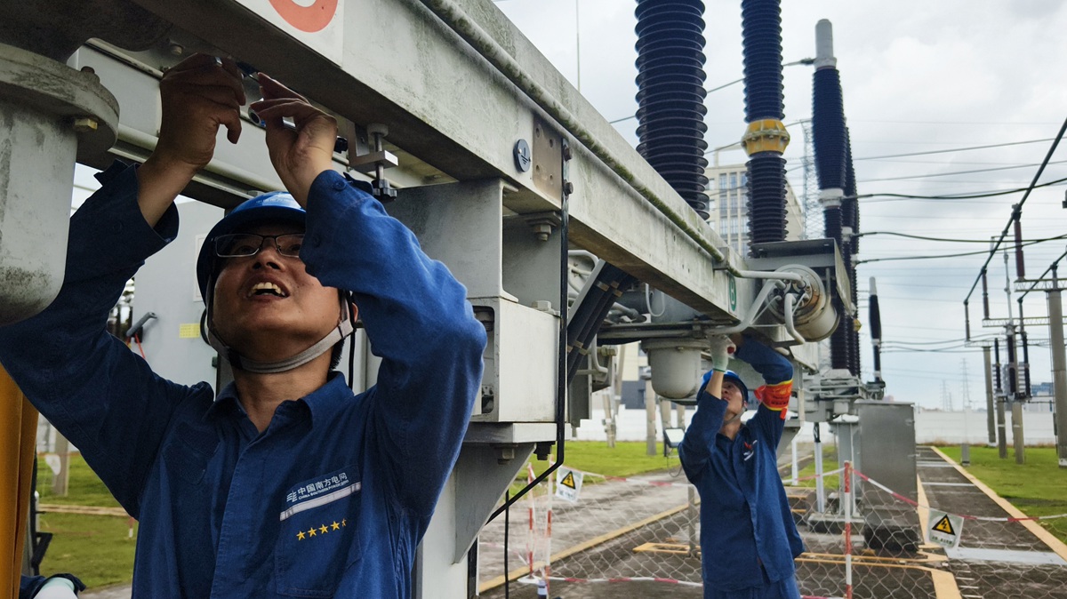 1752136885340838.jpg 近日,南方电网广东东莞供电局生产指挥中心(试验研究所)试验人员开展设备预试,严防设备“带病上岗”,全力筑牢迎峰度夏期间设备安全稳定运行。(袁绮雯 摄).jpg