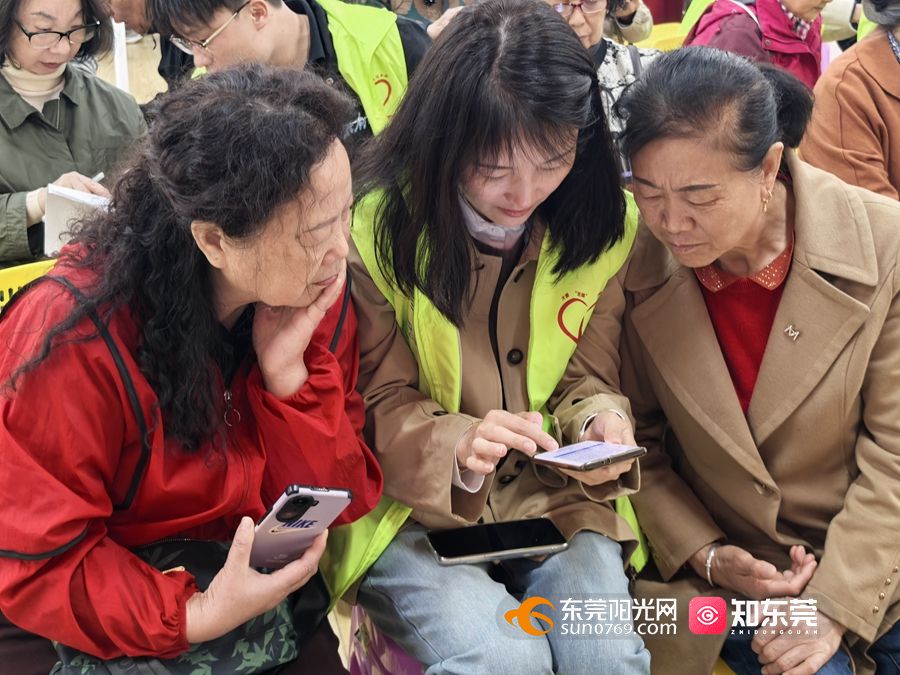 1752663230632059.jpg 图2:志愿者在“老友记”课堂上为老年学员进行一对一辅导.jpg