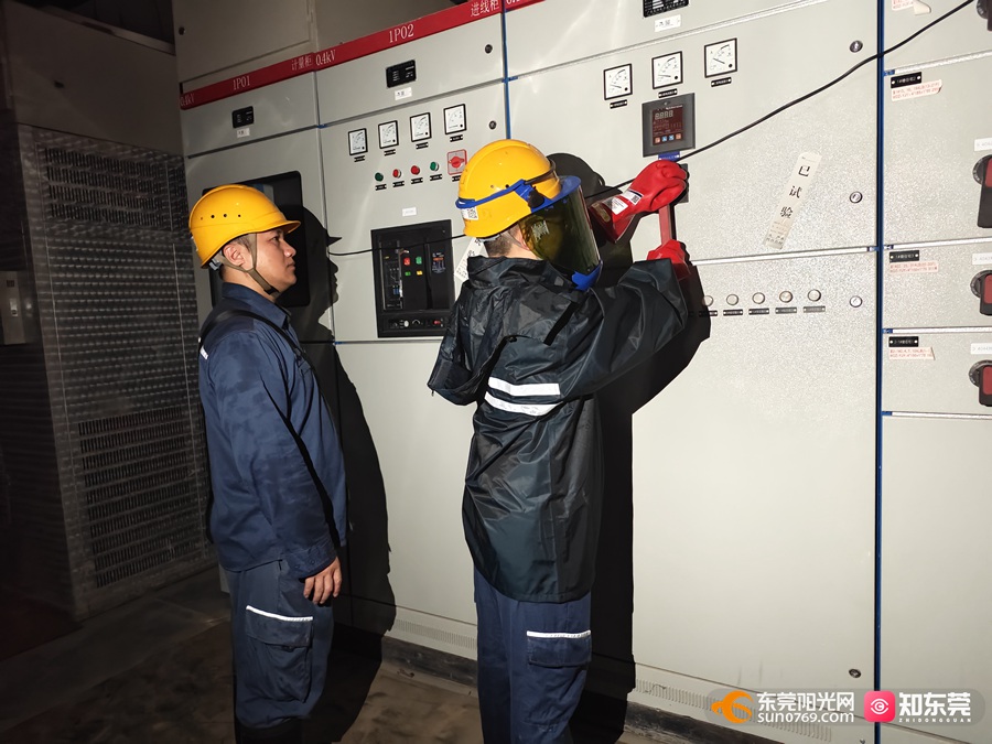 1754385139515450.jpg 东莞东南区供电局对辖区内低洼配电房设备进行检查。(曾嘉宏 摄).jpg