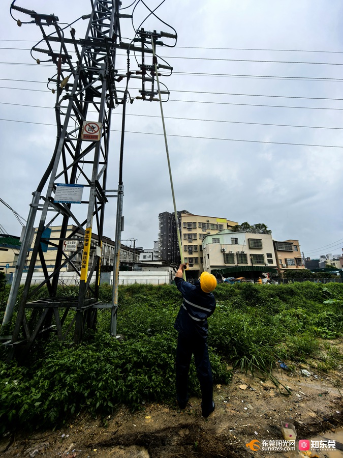 1754385144597310.jpg 东莞东南区供电局在塘厦镇溪头村开展隔离避险工作。(程宇 摄).jpg