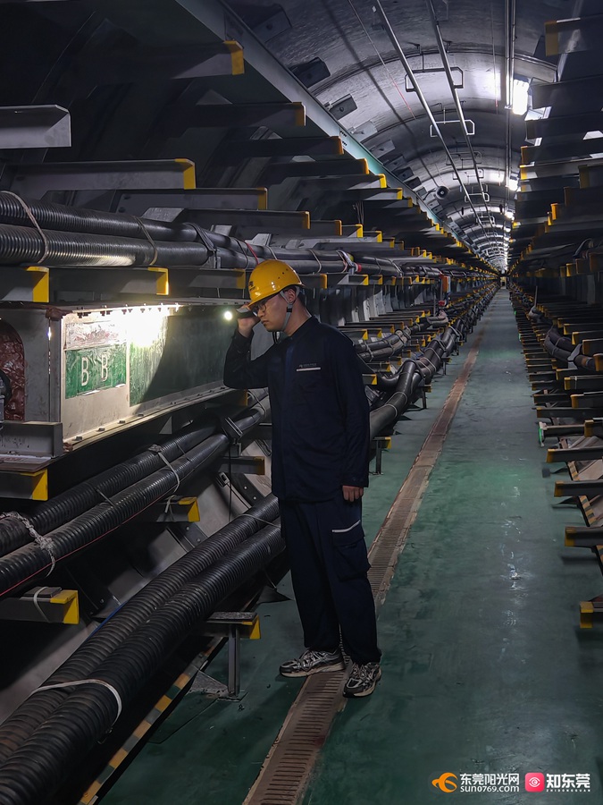 1754385162396605.jpg 东莞供电局输电管理所工作人员对隧道内电缆进行巡视,检查设备运行情况。(黎灼佳 摄).jpg