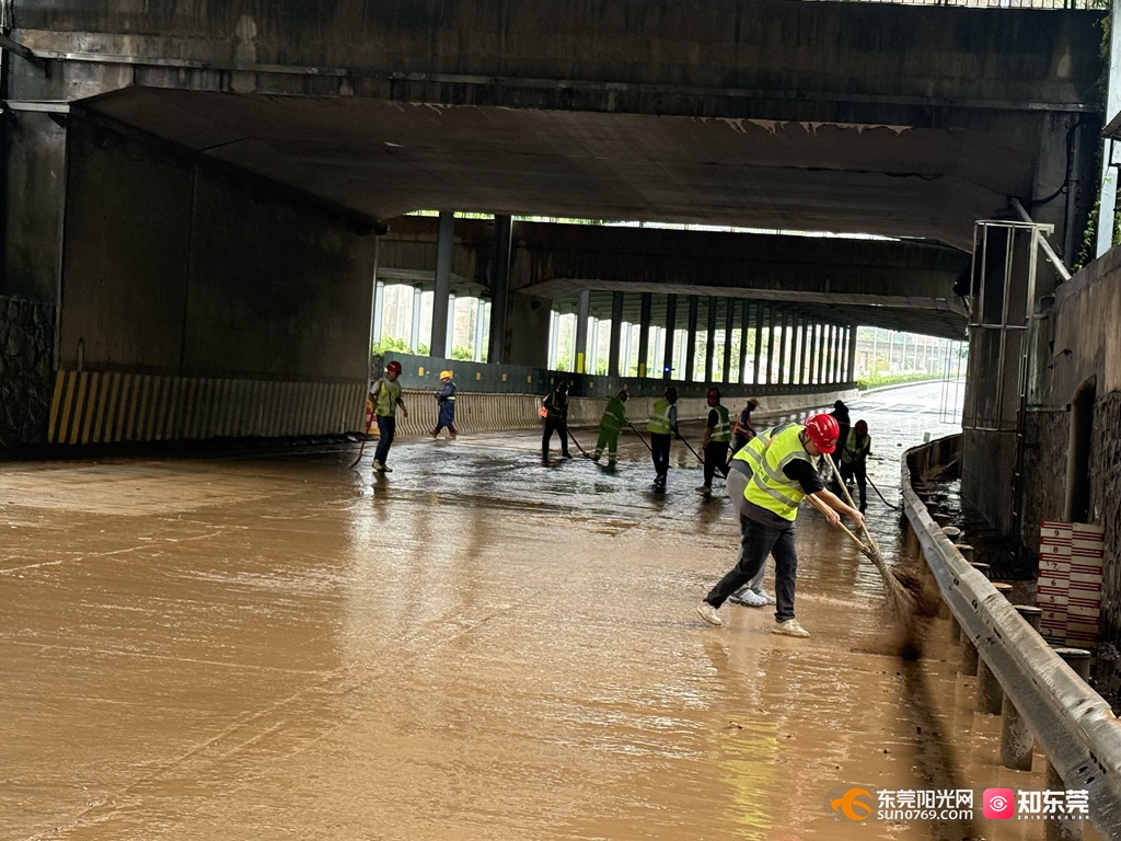 1754474856470032.jpg 图三:抢险队员清理隧道内淤泥.jpg