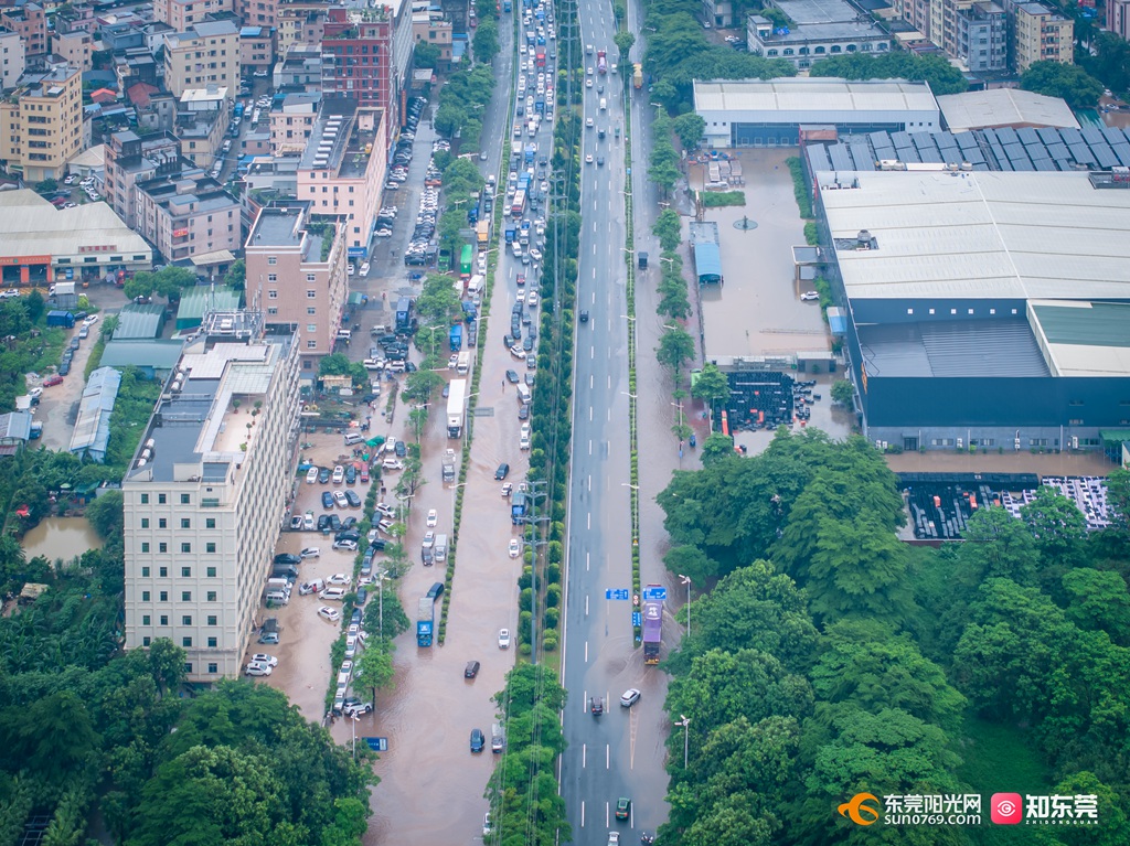 1754485258329960.jpg 8月5日,东莞市常平镇中心片区内涝严重,南方电网广东东莞东北区供电局工作人员第一时间前往现场对常平镇涉水停电线路进行现场勘查,并迅速隔离水淹用户开展抢修工作。(张新城) (5).jpg