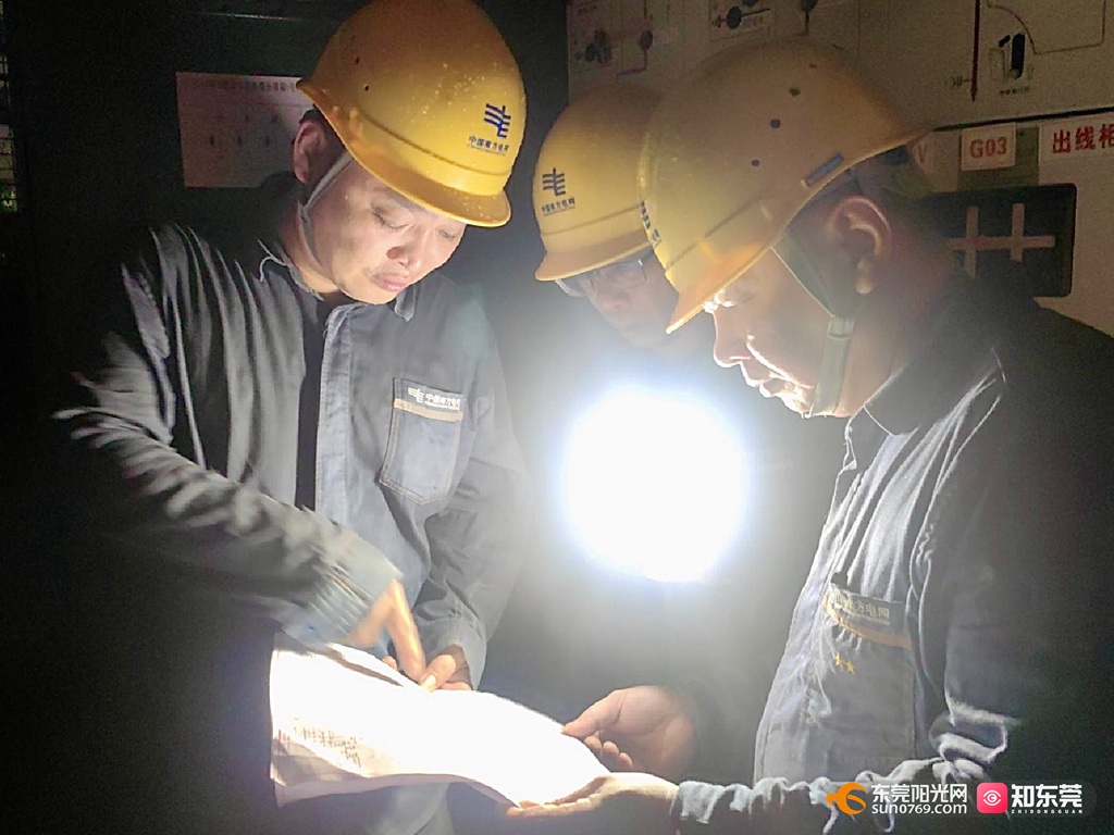 1754485095411765.jpg 8月5日,东莞市常平镇中心片区内涝严重,南方电网广东东莞东北区供电局工作人员第一时间前往现场对常平镇涉水停电线路进行现场勘查,并迅速隔离水淹用户开展抢修工作。(殷永兴) (2).jpg