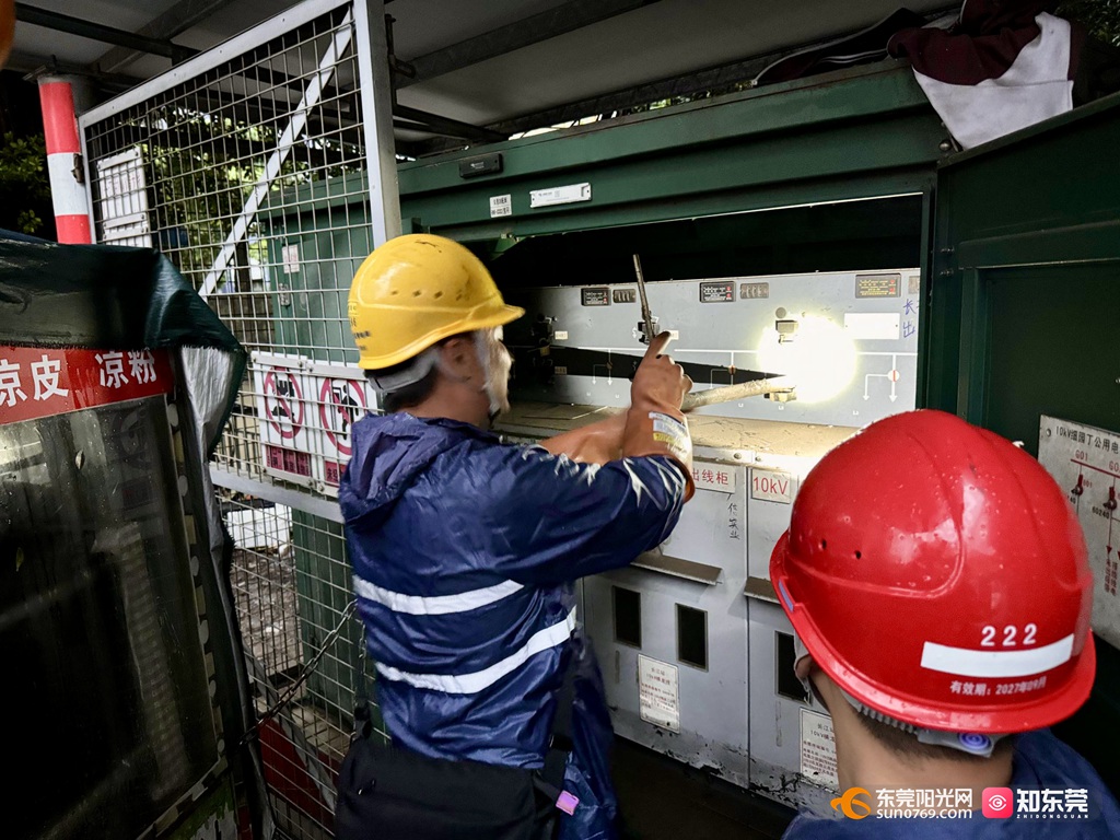 1754485138716332.jpg 8月5日,东莞市常平镇中心片区内涝严重,南方电网广东东莞东北区供电局工作人员第一时间前往现场对常平镇涉水停电线路进行现场勘查,并迅速隔离水淹用户开展抢修工作。(殷永兴).jpg
