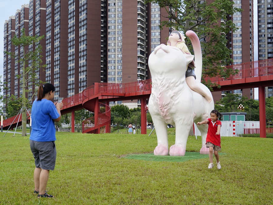 1754702280392472.jpg 图7 市民在石排松湖北湿地公园与公共艺术互动.jpg