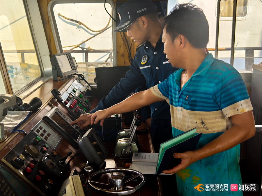 1755483215847712.jpg 对即将出海的渔船进行“拉网式”安全检查,重点核查船舶证书、消防救生设备及通导系统运行情况,防止“带病出海”的情况发生 (2).jpg