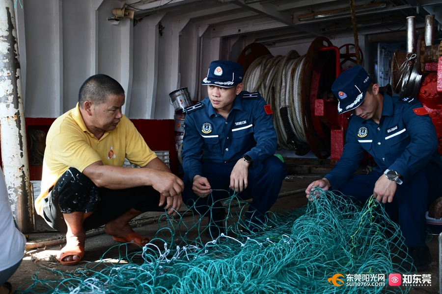 1755483302394097.jpg 海警执法员登船检查渔具渔网.JPG