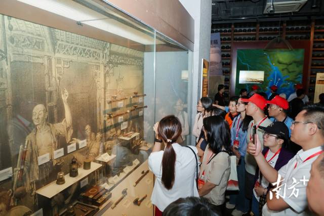 观众参加红色体验游。