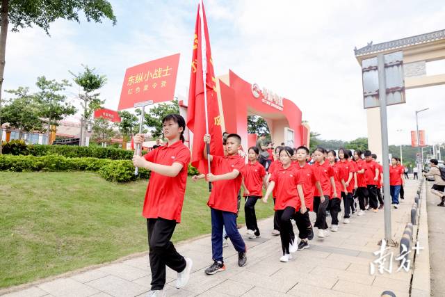 活动现场，新一批“东纵小战士”“港九小英雄”代表出发参加研学体验。