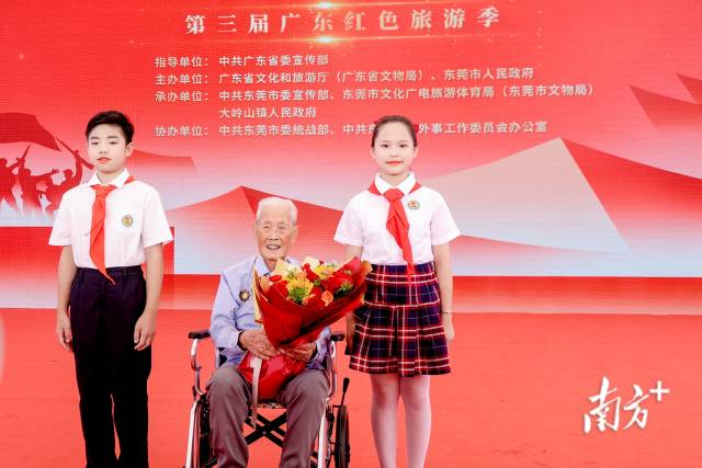 逾百岁的东江纵队抗战老兵黎洪登上舞台。