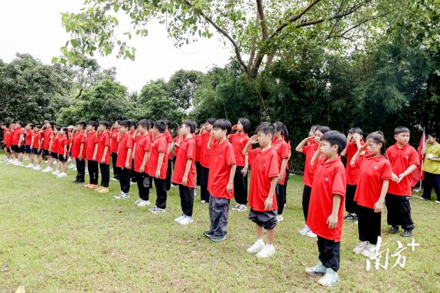 活动现场，新一批“东纵小战士”“港九小英雄”代表出发参加研学体验。