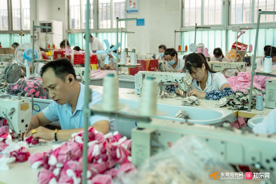 广东哈一代玩具股份有限公司生产车间内，工人正专注为毛绒玩具进行缝纫作业。（吴志彬 摄） (1).jpg