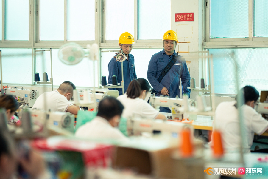 供电人员走进广东哈一代玩具股份有限公司，为企业开展用电安全检查。（吴志彬 摄） (3).jpg