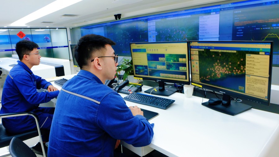 1756775092382398.jpg 东莞供电局应用多维数据自动匹配工具,只需要30秒即可完成设备运行状态监测数据智能交叉比对和深度分析。(袁绮雯 摄).jpg