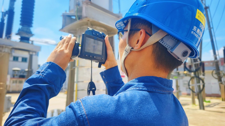 1756775114144603.jpg 近日,东莞供电局试验人员顶着烈日在变电站开展避雷器带电测试及红外测温作业。袁绮雯 摄 (2).jpg