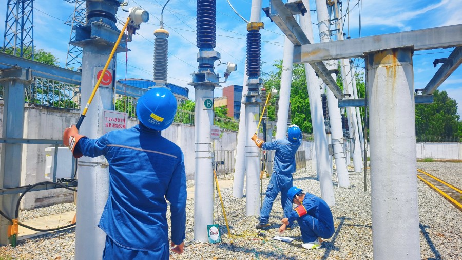1756775136760434.jpg 近日,东莞供电局试验人员顶着烈日在变电站开展避雷器带电测试及红外测温作业。袁绮雯 摄.jpg