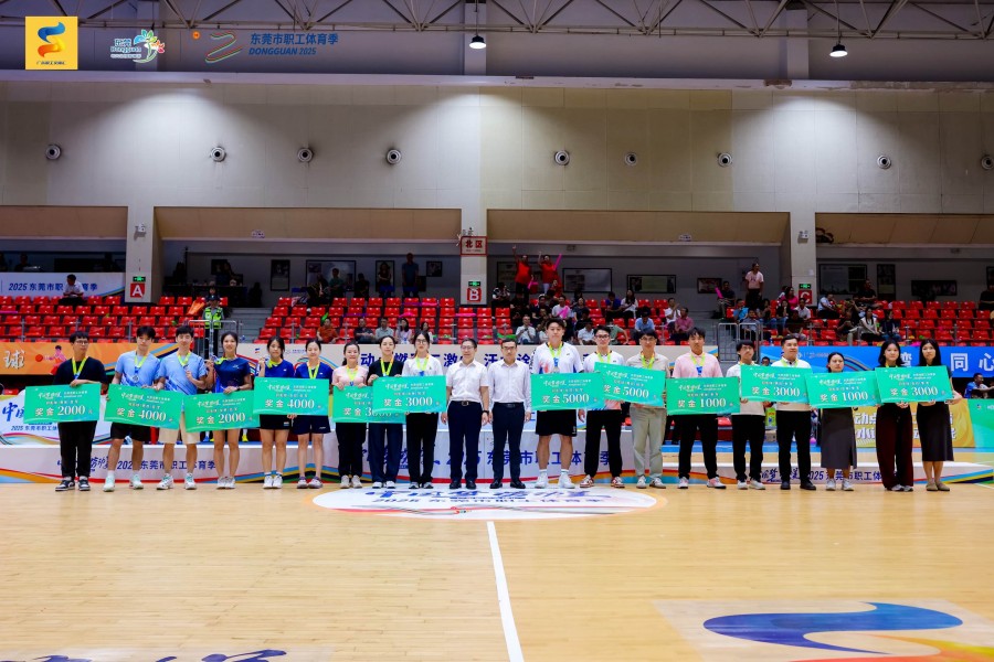 1757994573923133.jpg 羽毛球颁奖.jpg