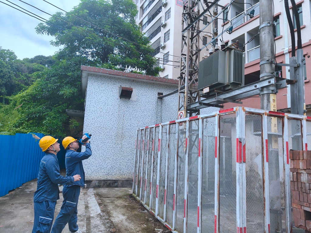 1758282820141444.jpg 东莞东南区供电局迅速响应台风预警,开展辖区内防风防汛巡视。(曾嘉宏 摄).jpg