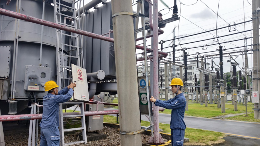 1758282816621109.jpg 东莞供电局变电运维值班人员在进行台风前特巡。刘利红 摄.jpg