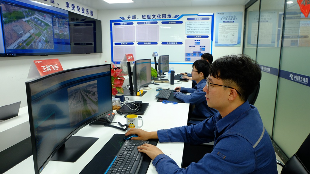 1758282809665527.jpg 东莞供电局生产指挥中心(试验研究所)调用无人机、输变电视频监控终端等智能设备进行隐患特巡排查。(袁绮雯 摄).JPG