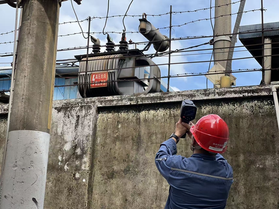 1758625702826146.jpg 东莞东区供电局对用户台架变压器开展隐患排查。(林穗佳 摄).jpg