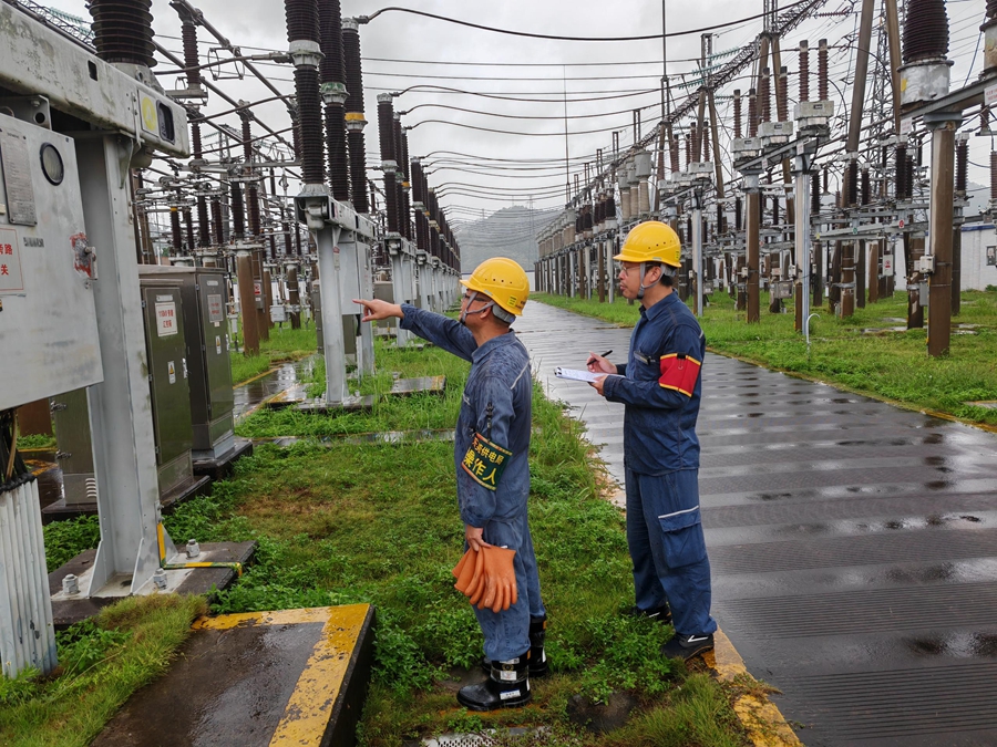 1758626045687017.jpg 供电部门对辖区变电站内排涝设备进行细致检查,杜绝设备涉水隐患,为电网安全运行保驾护航。(叶树伟).jpg