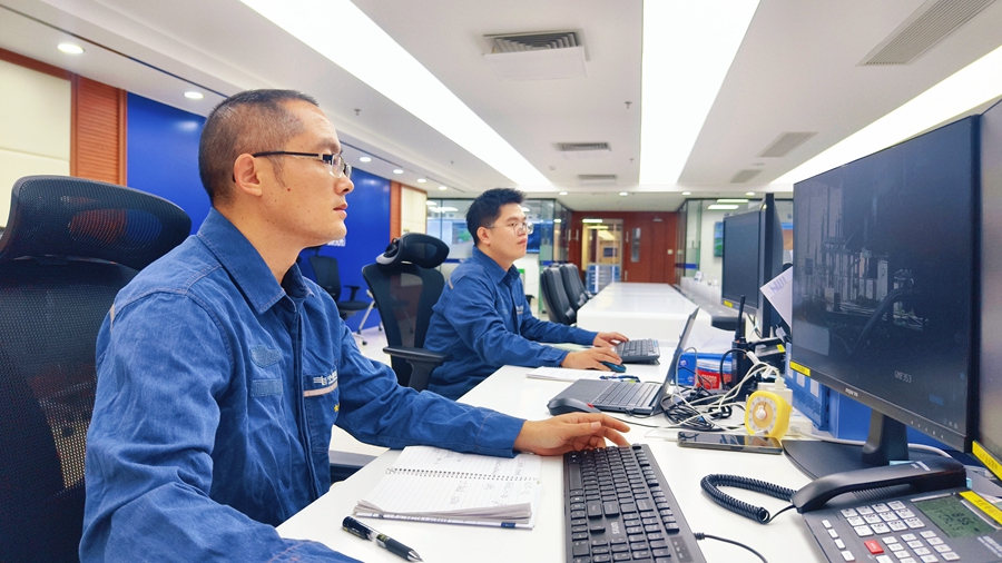 1758626021927640.jpg 东莞供电局生产指挥中心(试验研究所)运用视频终端、无人机等智能设备做好防灾减灾与应急处置工作。(袁绮雯 摄).jpg