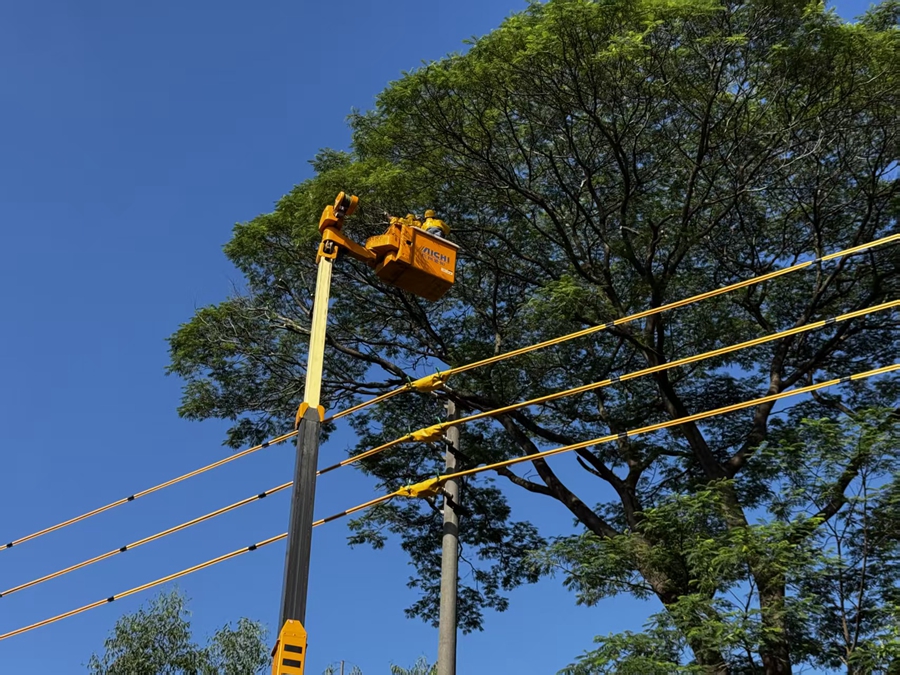 1758626069681181.jpg 东莞西北区供电局开展台风前防外力破坏特巡,清理电缆通道周边及铁塔附近的易飘浮物、堆积杂物,全面排查整治安全隐患。(何胤).jpg