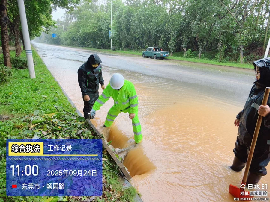城管分局清理雨水口.jpg