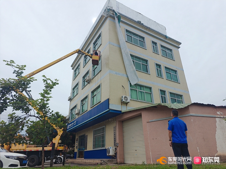 1758525909788877.jpg 户外广告设施排查整治1.jpg