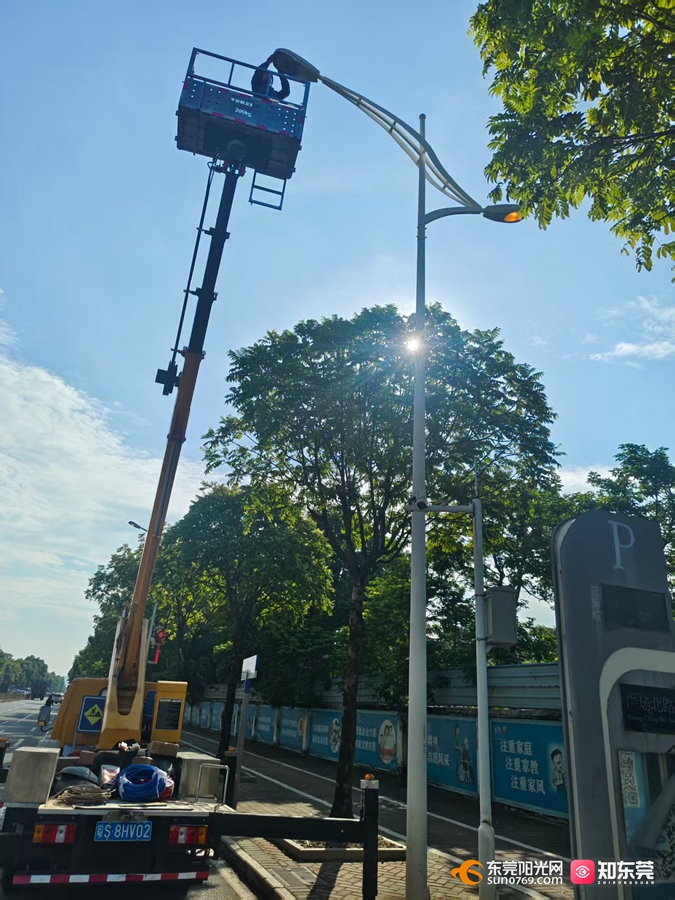 1758527570996107.jpg 开展路灯隐患排查 (4).jpg