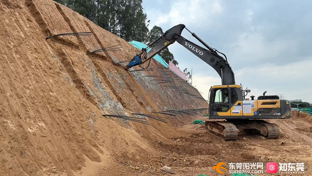 1759134194611992.jpg 边坡格梁刻槽机作业.jpg