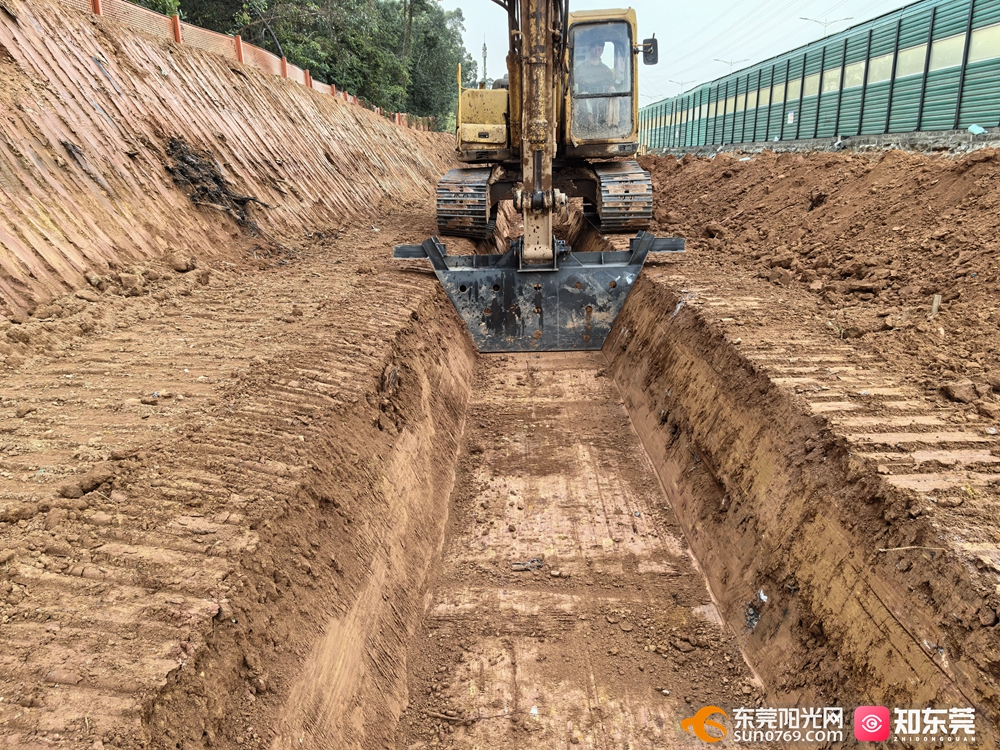 1759134275819412.jpg 利用水沟快速成型模块开挖水沟.jpg