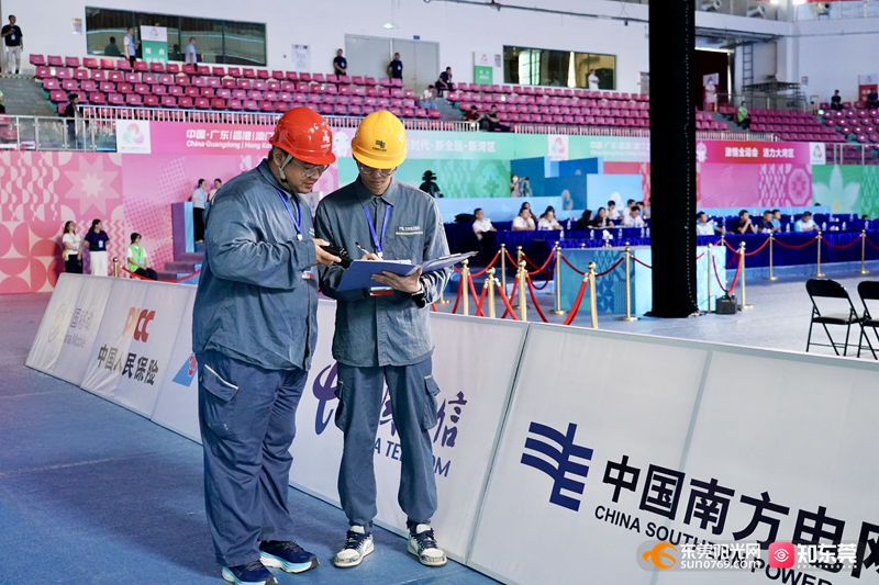 保供电人员在十五运举重测试赛现场巡视。顾萱 摄 (2).jpg