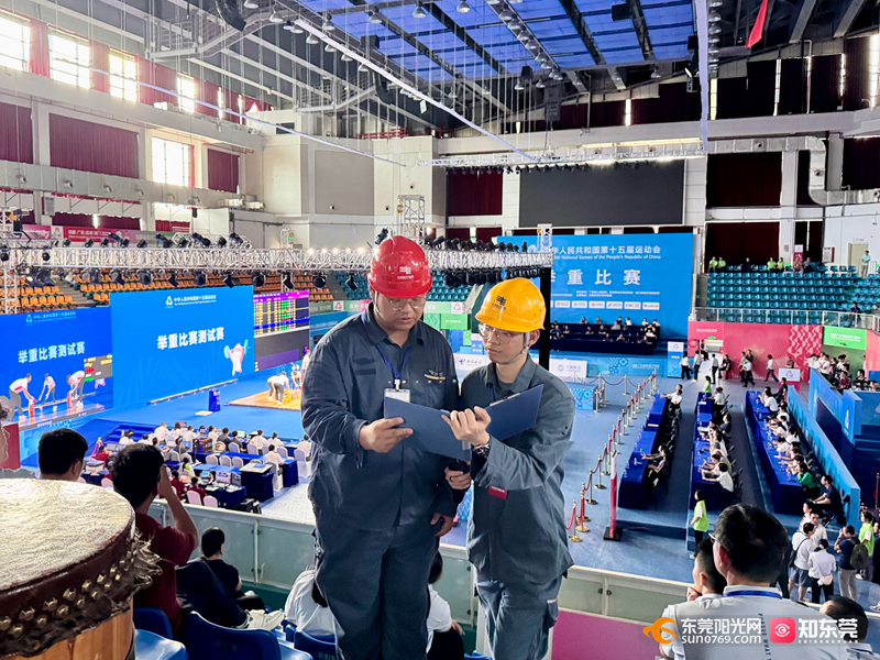 保供电人员在十五运举重测试赛现场巡视。顾萱 摄.jpg