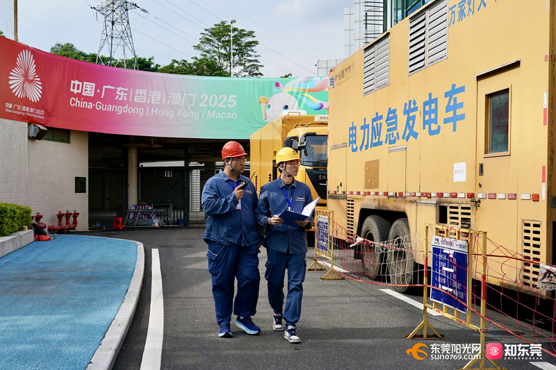 保供电人员在十五运举重测试赛现场值守，检查发电车运行情况。顾萱 摄 .jpg