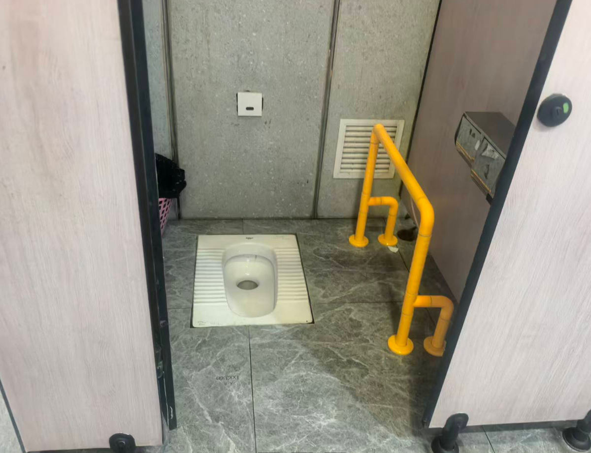  
  沙田无障碍厕位处安装了不锈钢扶手