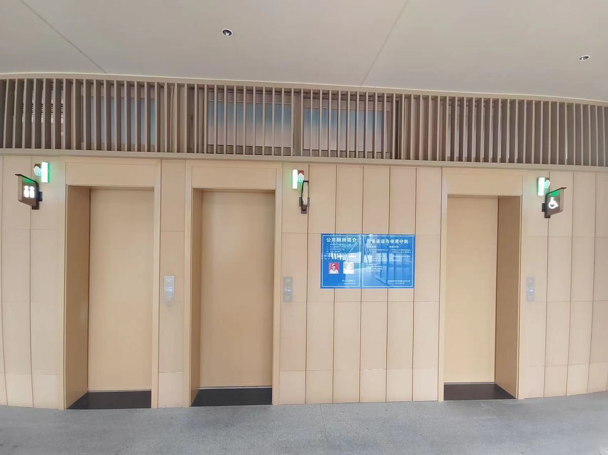  
  东莞中心公园公厕设置了儿童专用卫生间和第三卫生间