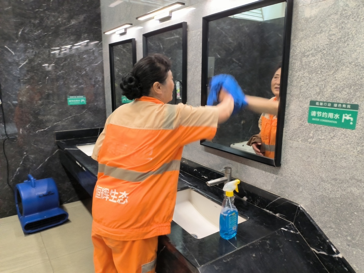  
  公厕落实专人专职专责管理