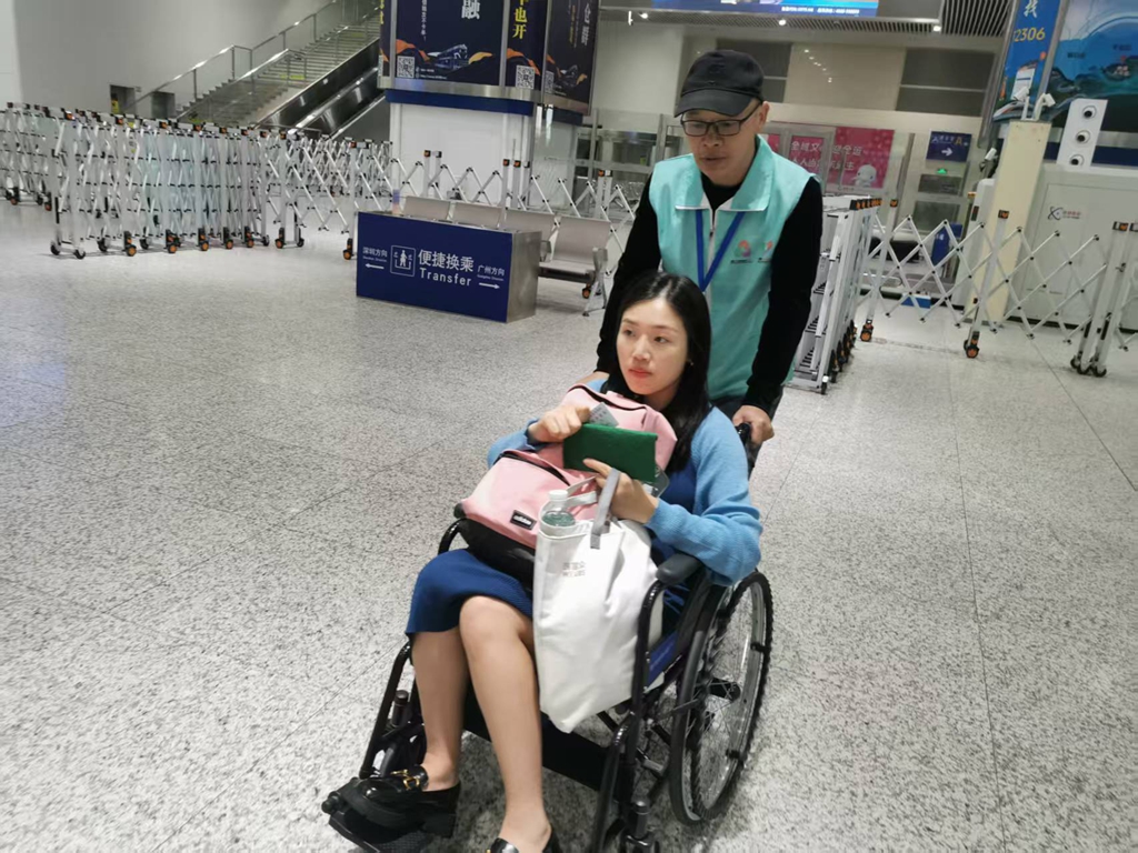虎门高铁站城市志愿者为旅客提供便民服务.jpg